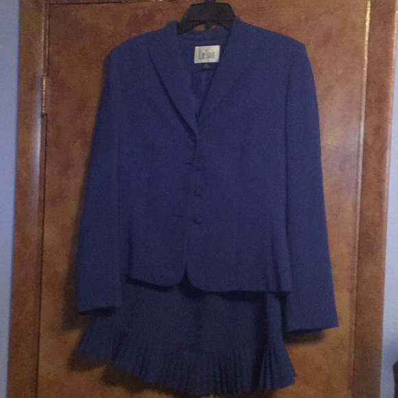 Le Suit brand suit. - Picture 2 of 4